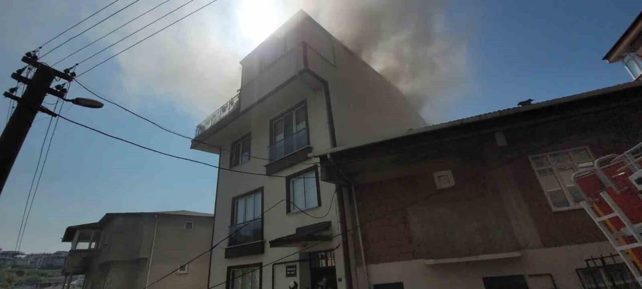 Kocaeli'nin Gebze ilçesindeki 3 katlı bir binanın çatısında yangın çıktı.