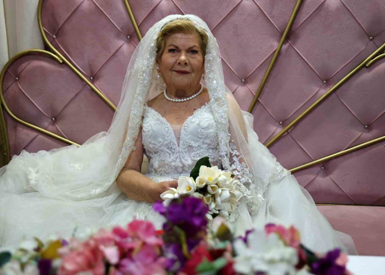 Adana'da geçen yıl gelinlik giyme hayalini gerçekleştiren 83 yaşındaki Sümbül
