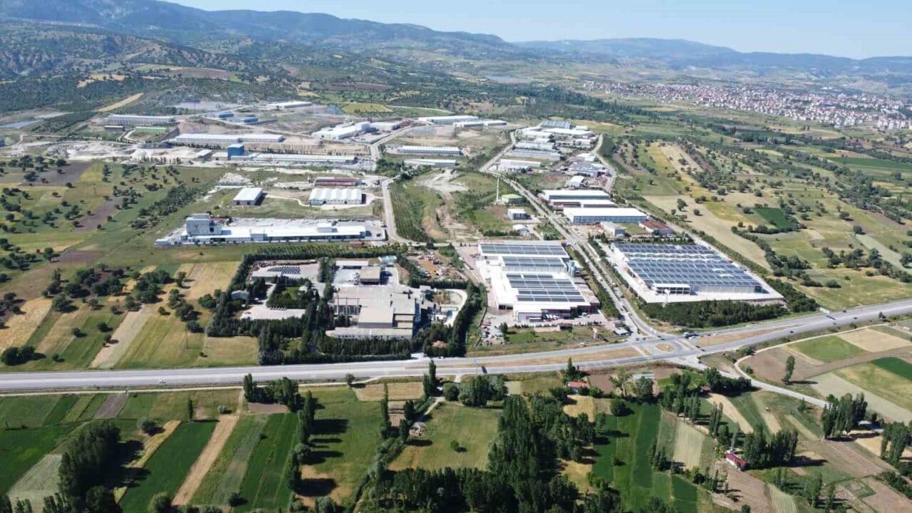 Kütahya'nın Gediz ilçesi, sanayi yatırımlarıyla dikkat çekiyor. Gediz Organize Sanayi