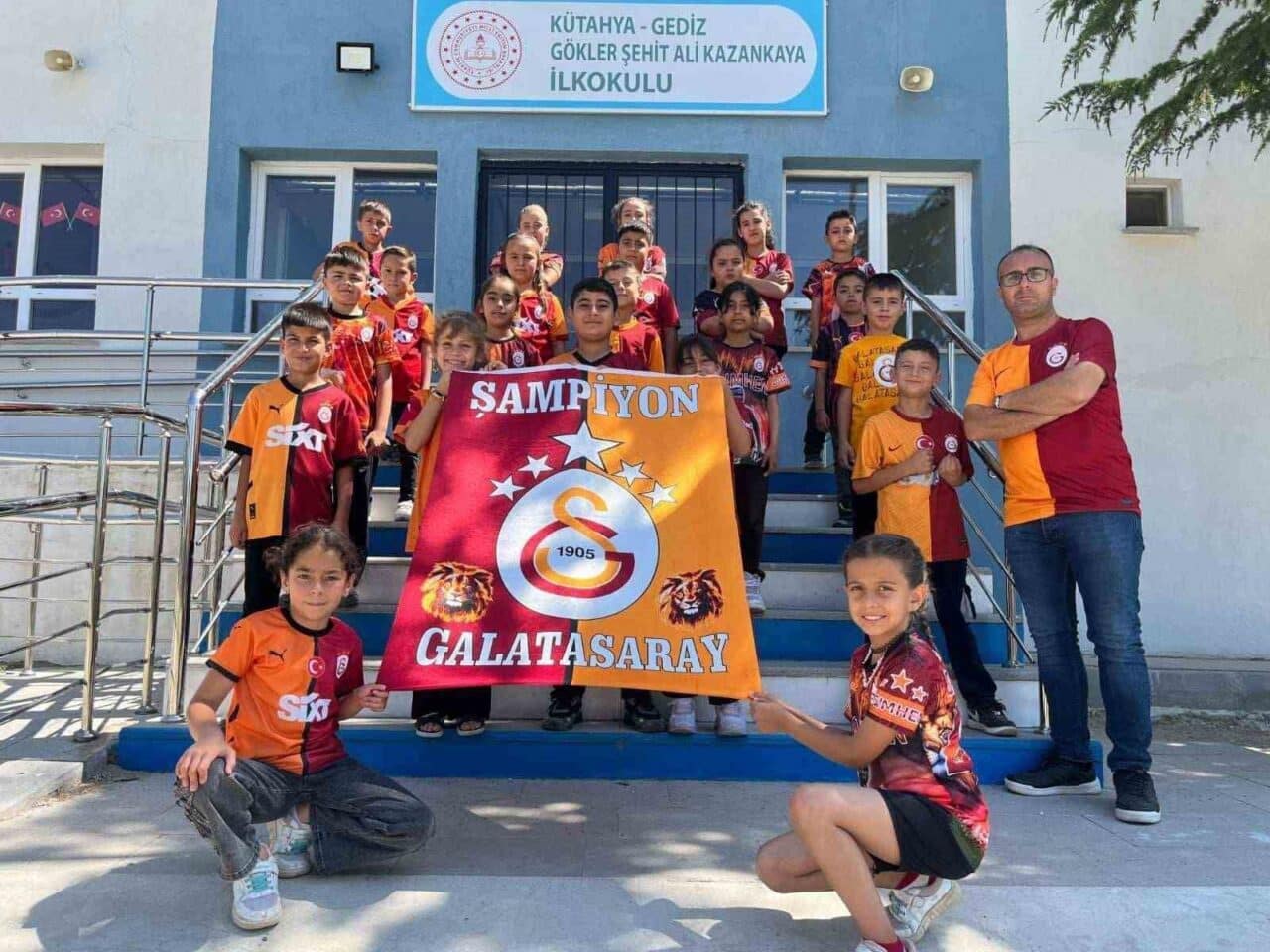 Kütahya'nın Gediz ilçesindeki Şehit Ali Kazankaya İlkokulu öğrencileri, Galatasaray'ın 25.