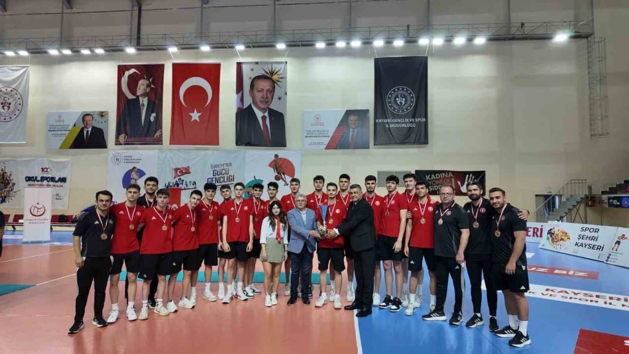 Kayseri'de düzenlenen Genç Erkekler Türkiye Şampiyonası'nda Arkas Spor, finalde Halkbank'ı