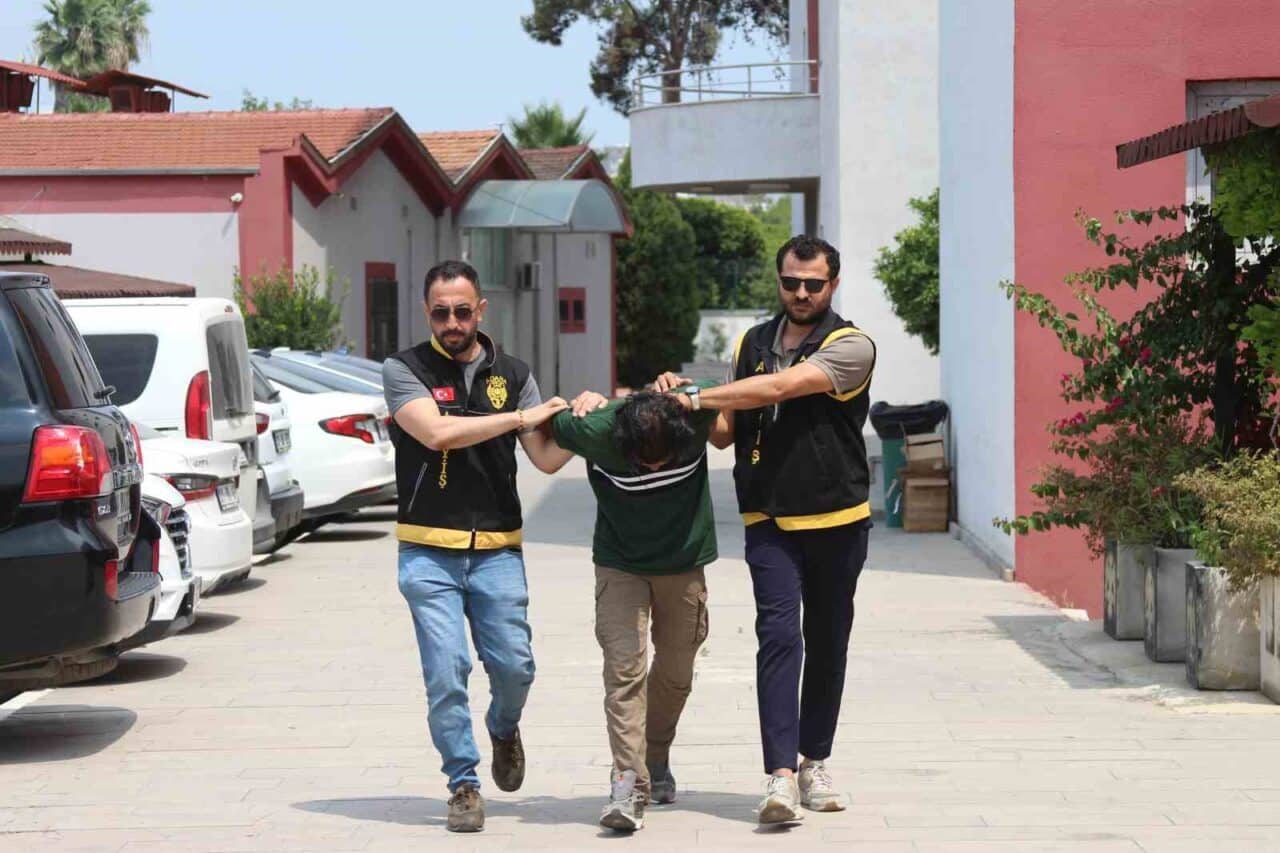Adana'da İ.E. (28), sosyal medyada cinsel içerik paylaşan H.D. (17)