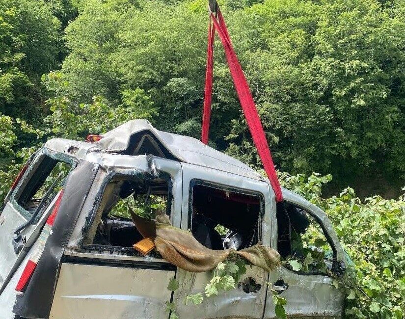 Giresun'un Espiye ilçesinde Mutlu Akgün yönetimindeki hafif ticari araç dereye