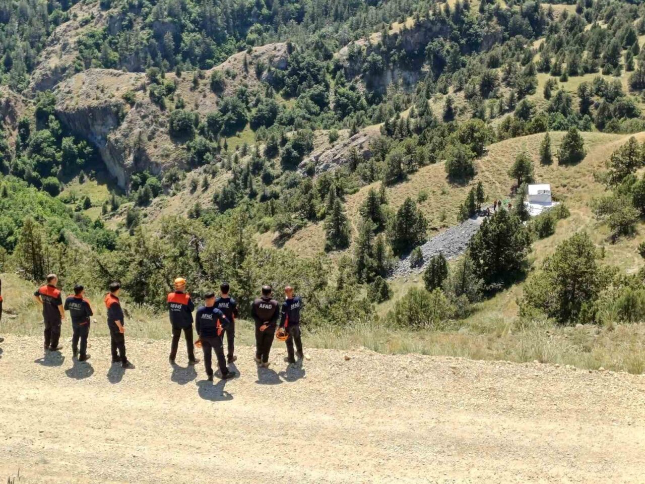 Erzurum'un Oltu ilçesindeki bir taş ocağında meydana gelen göçükte 3