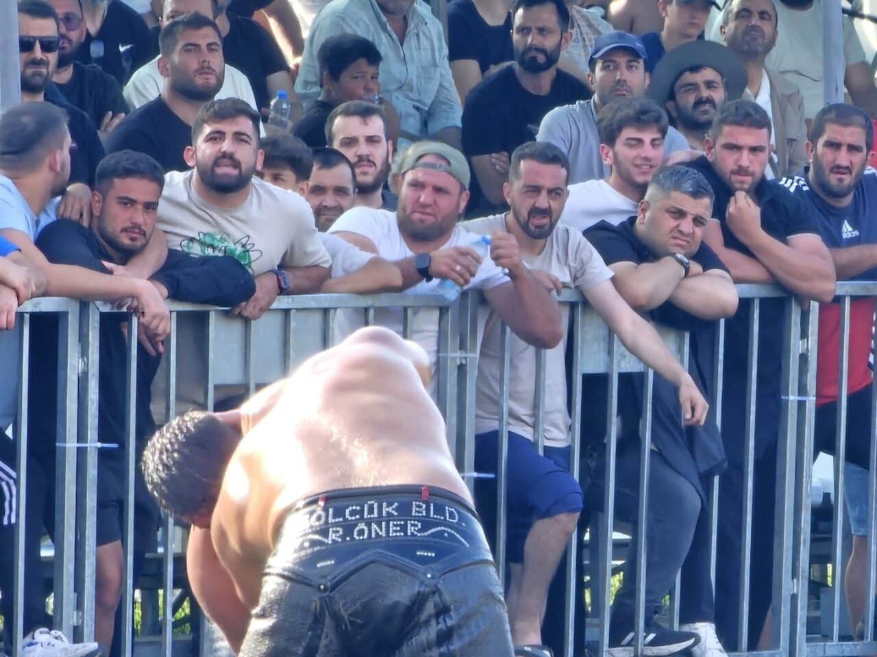 Gölcük Belediyespor'un pehlivanı Abdulrefik Öner, 17. Seka Park Yağlı Güreşleri'nde