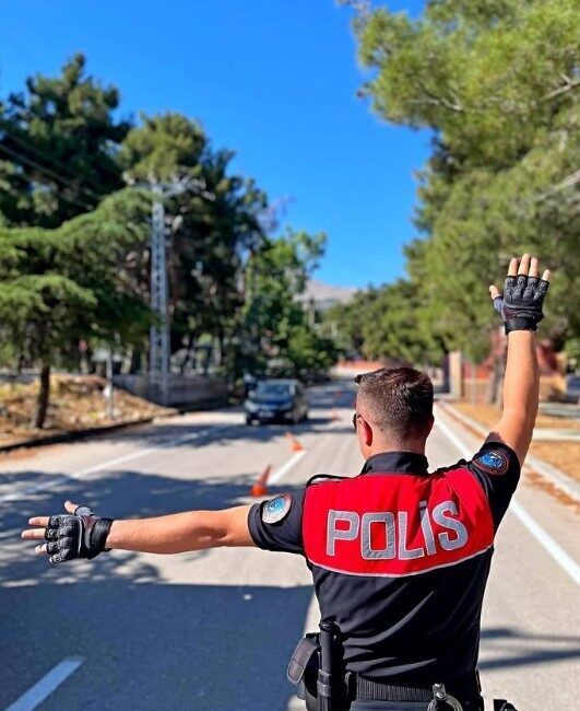 Isparta'nın Gönen ilçesinde polis, asayiş ve trafik denetimi yaptı; 106