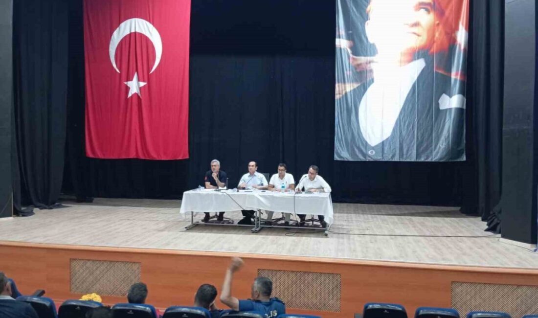 Gönen Kaymakamı Ahmet Altıntaş’ın başkanlığında muhtarların katıldığı toplantıda, tarım sayımı