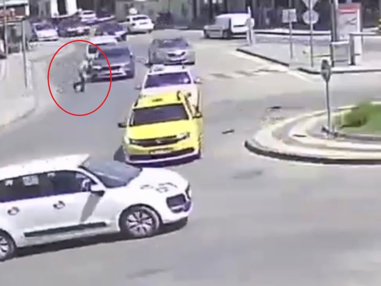 Bursa'nın Osmangazi ilçesinde, yaya geçidine dikkat etmeyen bir vatandaş aniden