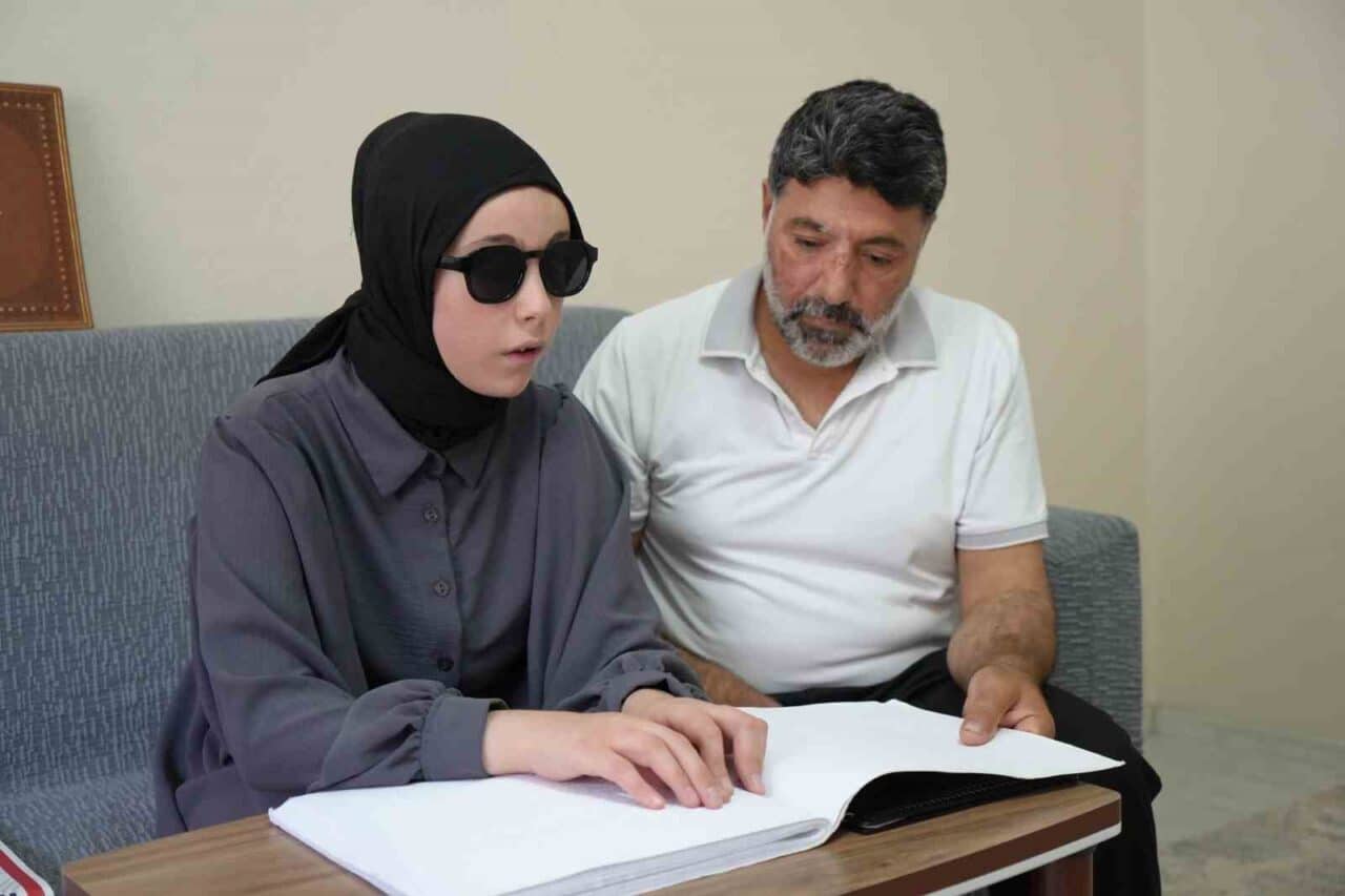 Gaziantep'te Abdurrahman Esen, görme engelli kızı Esma Nur Esen'in hayatına