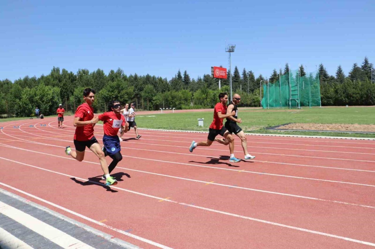 Eskişehir'de devam eden 'Görme Engelliler Atletizm Türkiye Şampiyonası', Sazova Atletizm