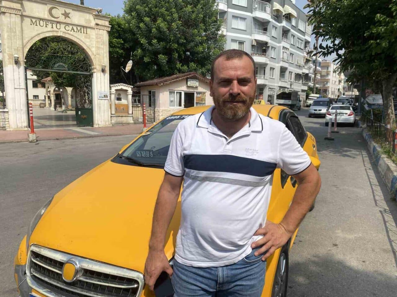 Mersin'in Mezitli ilçesinde, el frenini çekmeden inen sürücünün otomobili hızla