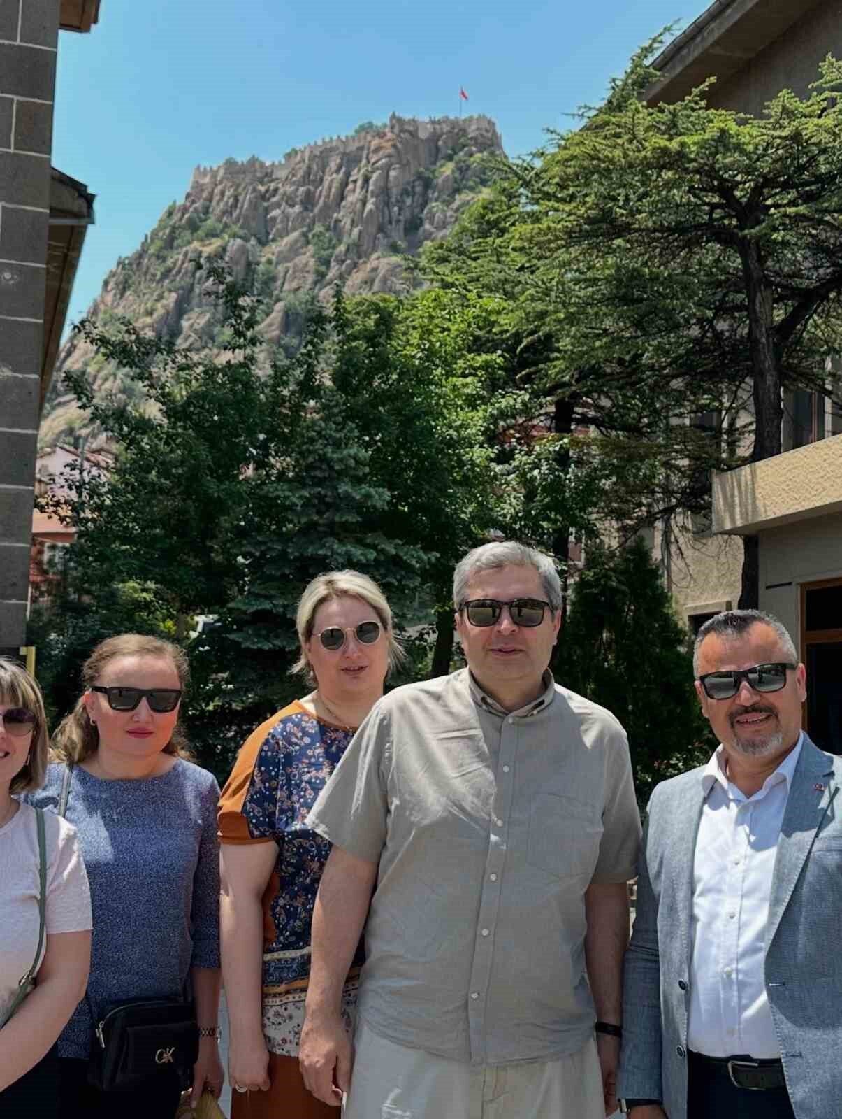 Gürcistan’ın Türkiye Büyükelçisi Archil Kalandia, Afyonkarahisar’ı ziyaret ederek kentin tarihi