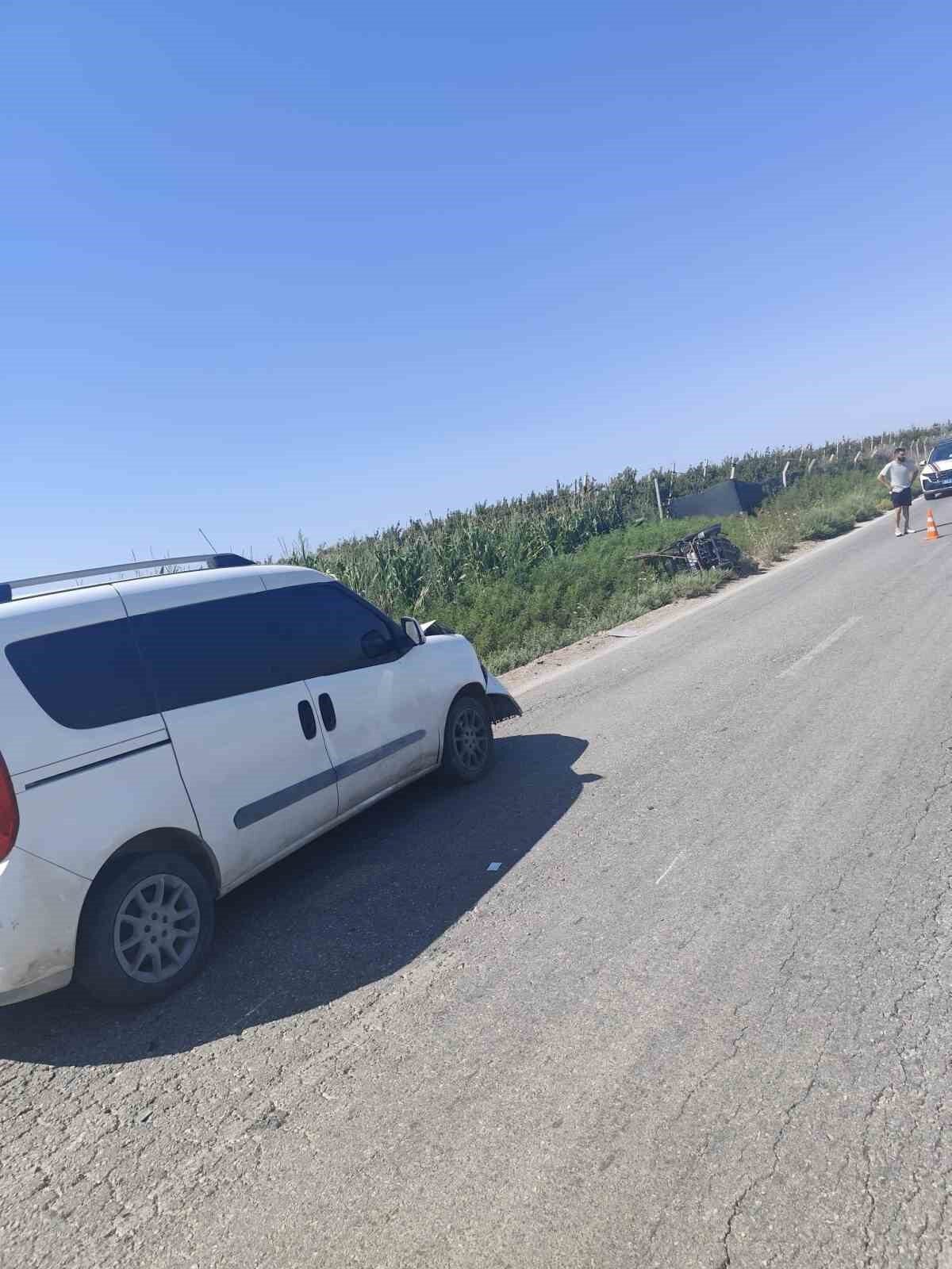 Hatay’ın Reyhanlı ilçesinde hafif ticari araç ile motosikletin çarpışması sonucu