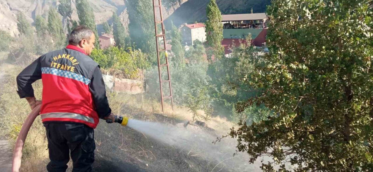 Hakkari Belediyesi İtfaiye Müdürlüğü, şehirdeki farklı bölgelerdeki anız yangınlarına müdahale