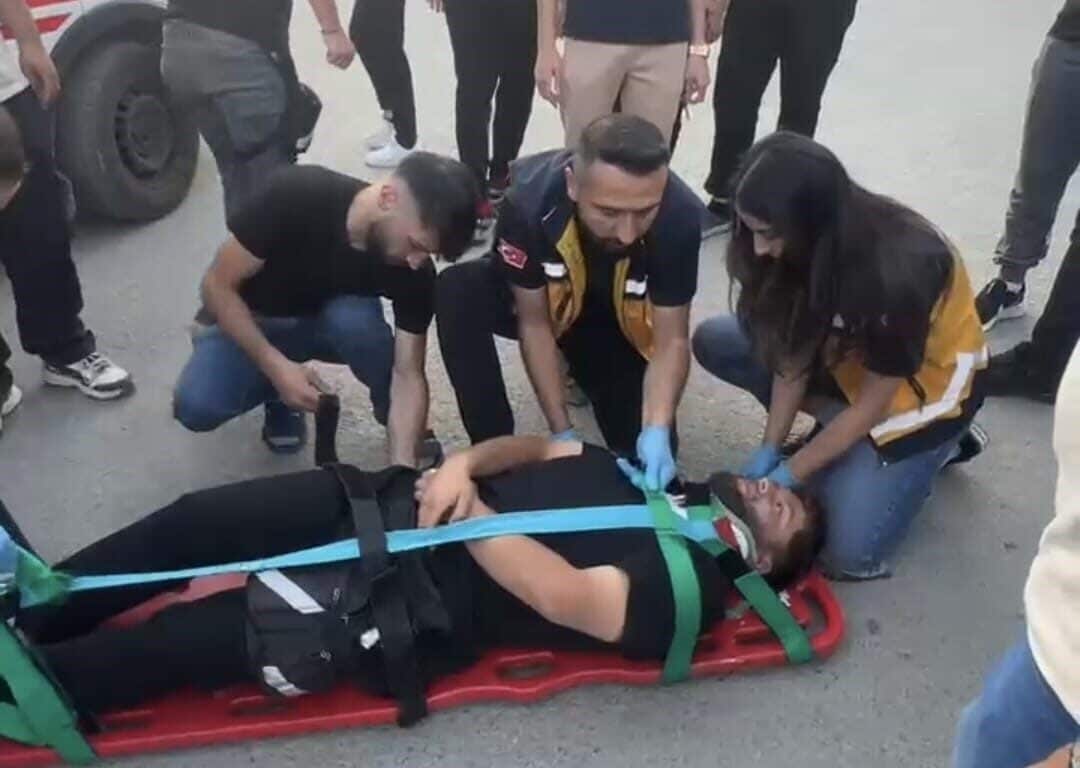 Hakkari’deki Öğretmenevi Kavşağı'nda otomobil ile motosikletin çarpışması sonucu motosiklet sürücüsü