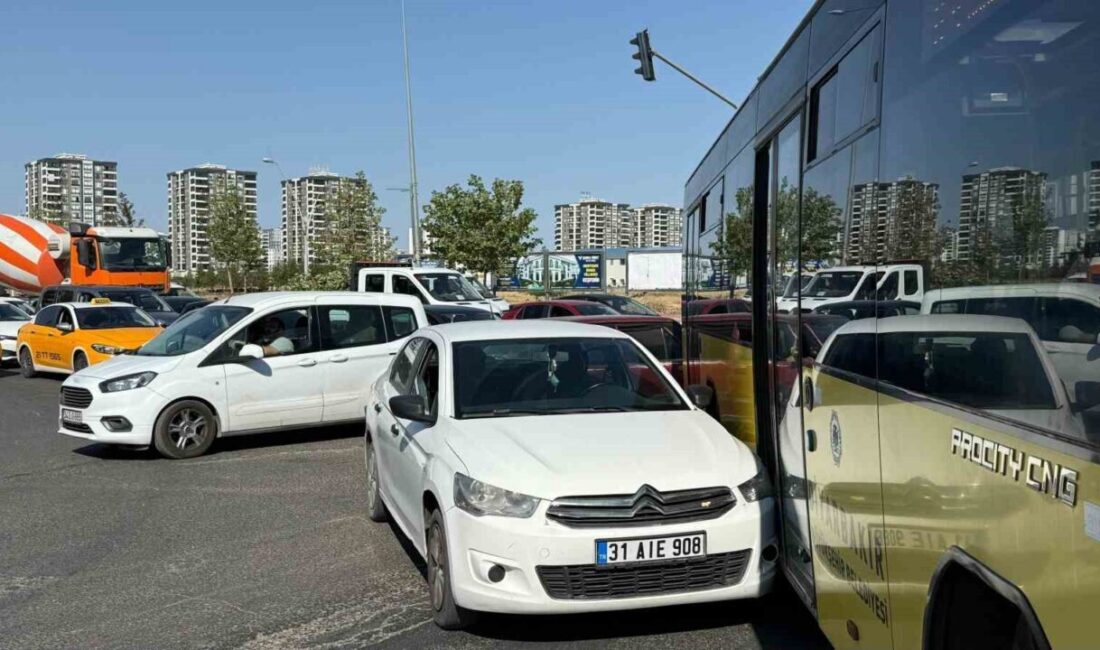 Diyarbakır'ın Yenişehir ilçesinde bir halk otobüsü ile otomobil çarpıştı. Kazanın
