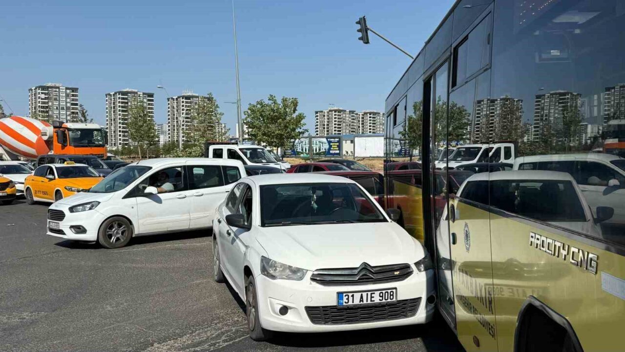 Diyarbakır'ın Yenişehir ilçesinde bir halk otobüsü ile otomobil çarpıştı. Kazanın