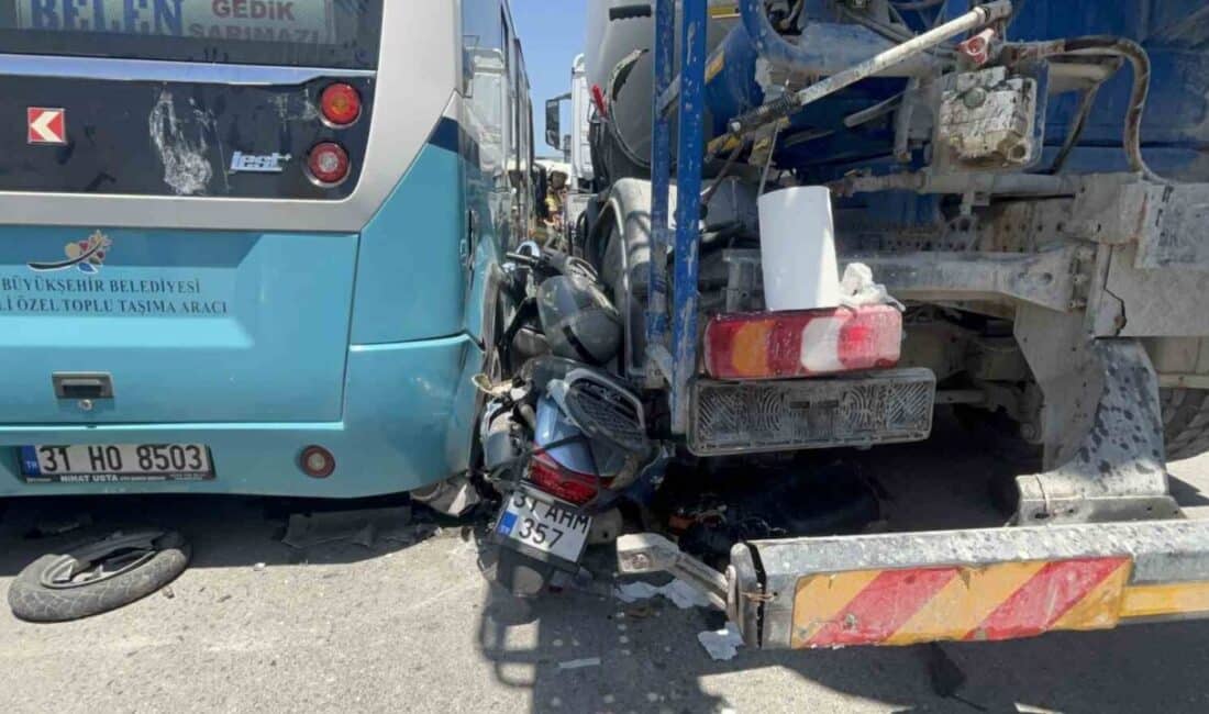 Hatay'ın İskenderun ilçesinde motosiklet sürücüsü K.K., minibüs ile beton mikseri