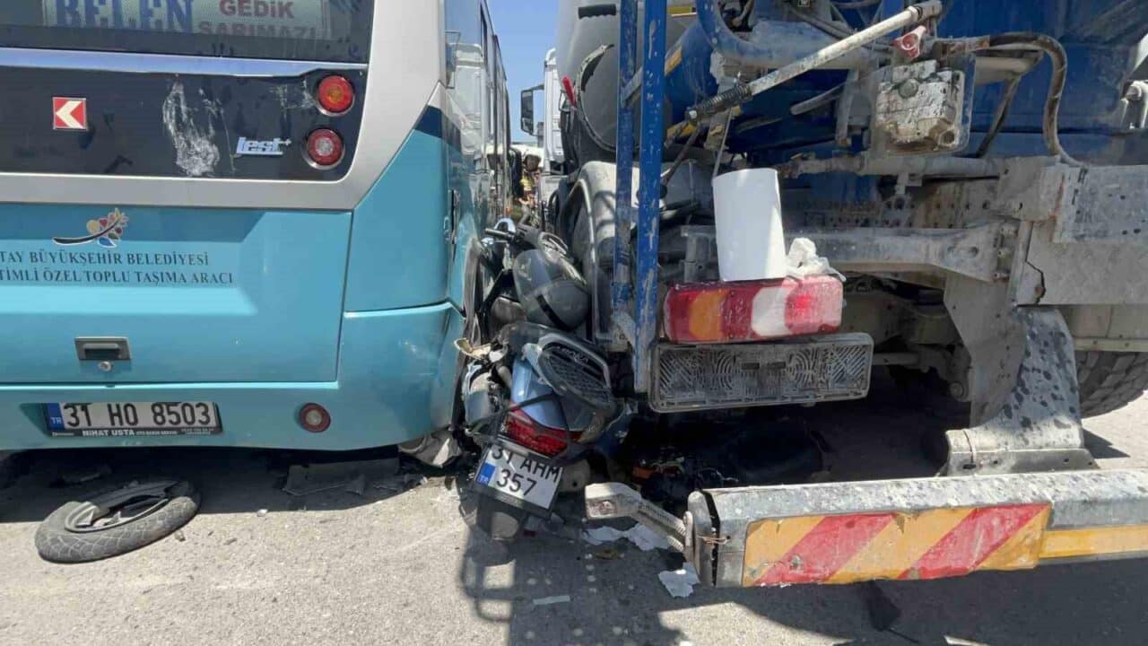 Hatay'ın İskenderun ilçesinde motosiklet sürücüsü K.K., minibüs ile beton mikseri