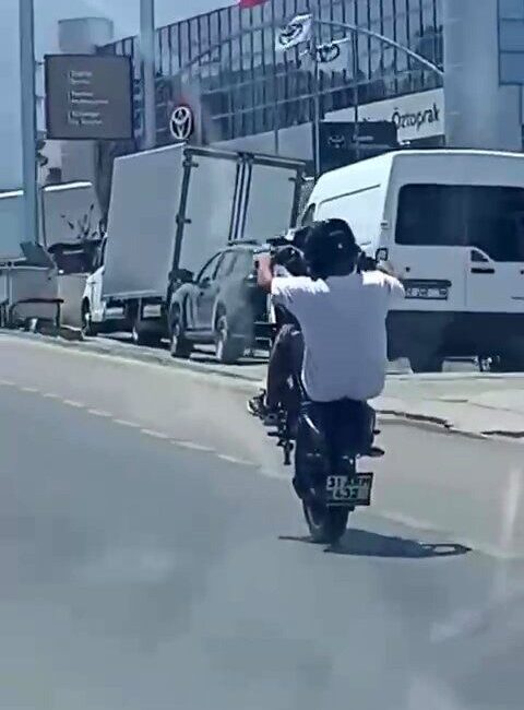 Hatay'da bir motosiklet sürücüsü, İskenderun-Antakya yolu üzerinde ön tekeri havaya