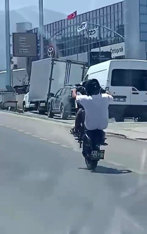 Hatay'da bir motosiklet sürücüsü, İskenderun-Antakya yolu üzerinde ön tekeri havaya