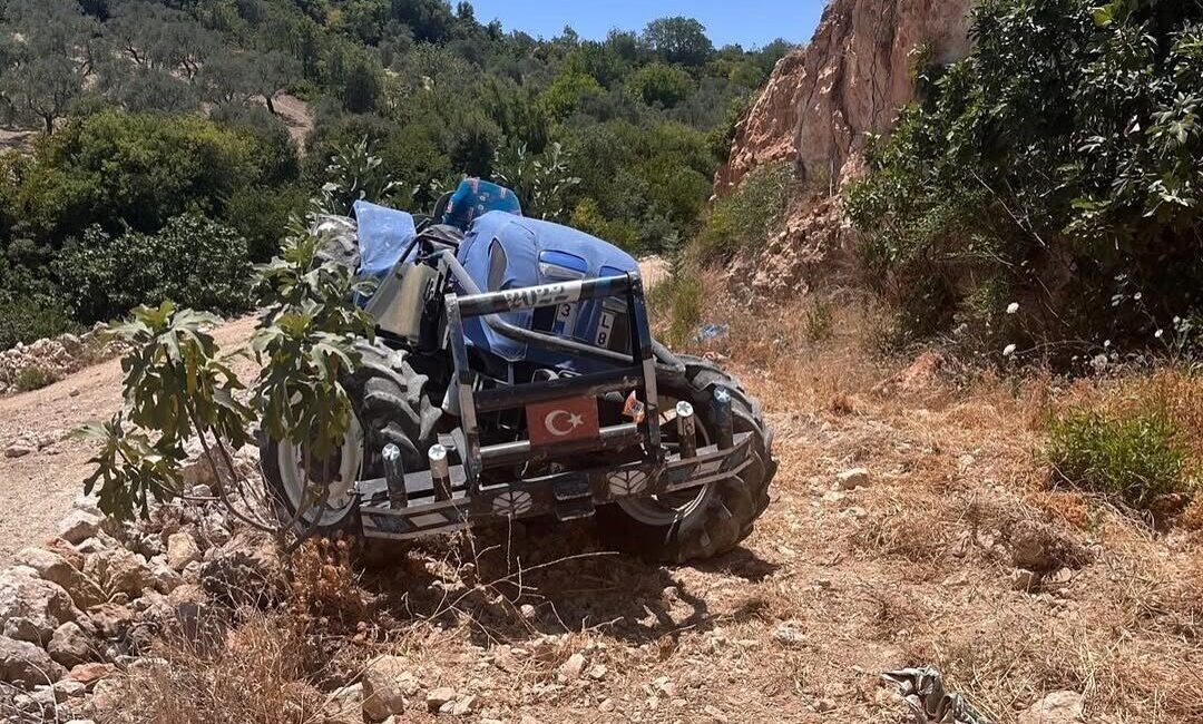 Hatay'ın Altınözü ilçesinde kontrolü kaybedilen bir traktör devrildi, 2 kişi