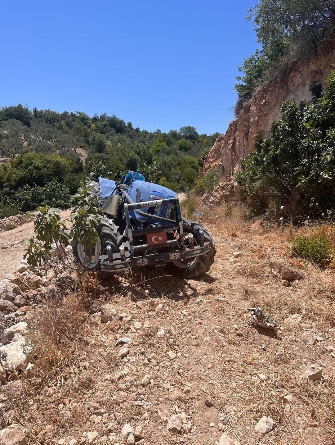 Hatay'ın Altınözü ilçesinde kontrolü kaybedilen bir traktör devrildi, 2 kişi
