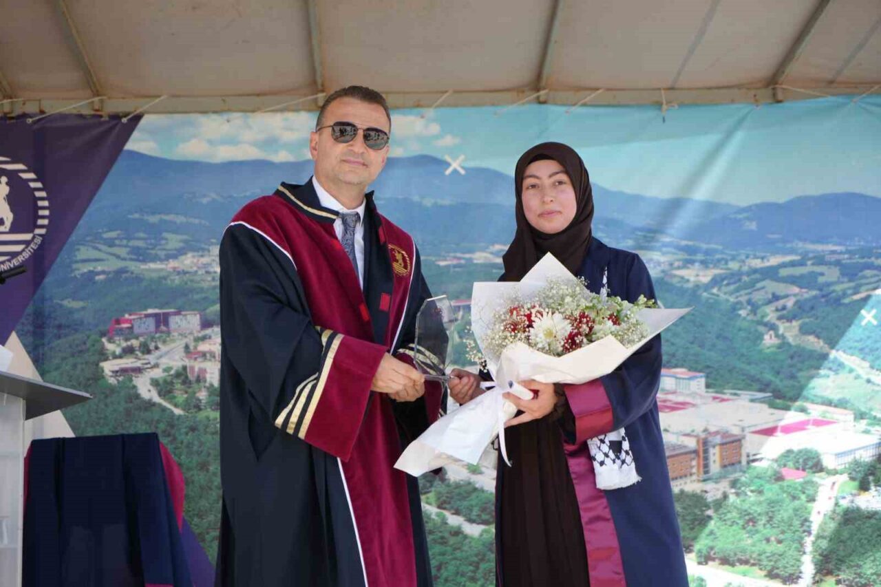 Ondokuz Mayıs Üniversitesi İlahiyat Fakültesi mezuniyet töreninde, Sümeyye Bulut hem