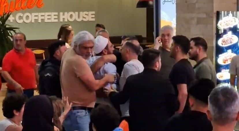 Bolu'daki Highway Outlet AVM'de, bir müşteri restoranda "adamına göre muamele"