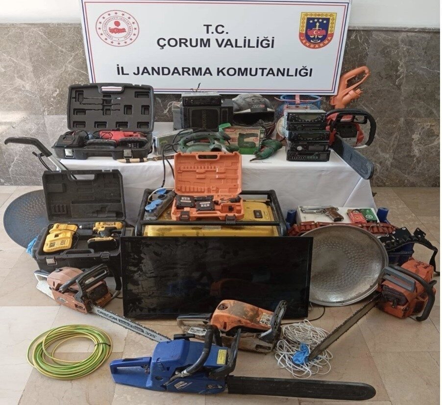 Çorum’un Kargı ilçesinde yaşanan hırsızlık suçlamalarıyla ilgili olarak 3 kişi
