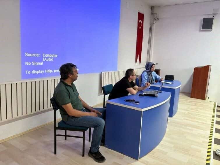Kütahya Dumlupınar Üniversitesi Hisarcık Meslek Yüksekokulu, mezun Nagehan Çakır'ı öğrencilerle