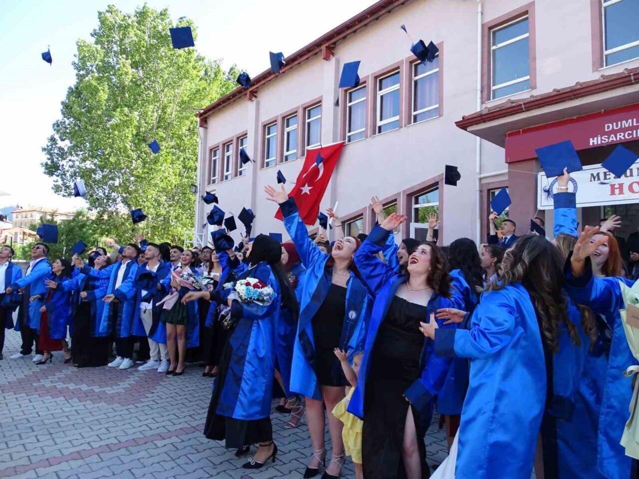 Kütahya Dumlupınar Üniversitesi'ne bağlı Hisarcık Meslek Yüksekokulu, 135 öğrencisinin mezuniyet