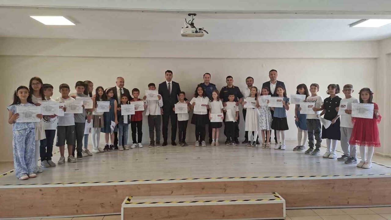 Kütahya'nın Hisarcık ilçesinde, 2024-2025 eğitim öğretim yılının sona ermesiyle karne