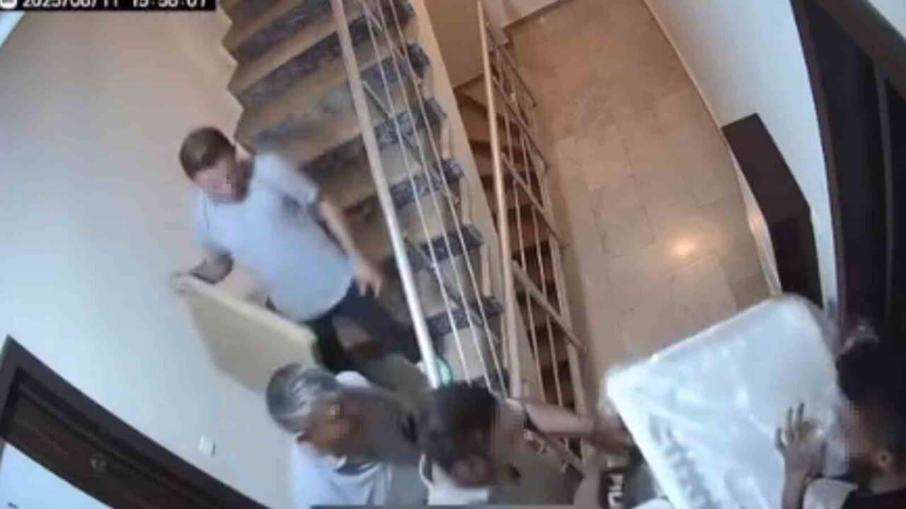 Kocaeli'nin Kuruçeşme Fatih Mahallesi'nde beyaz eşya teslimatı yapan iki çalışan,