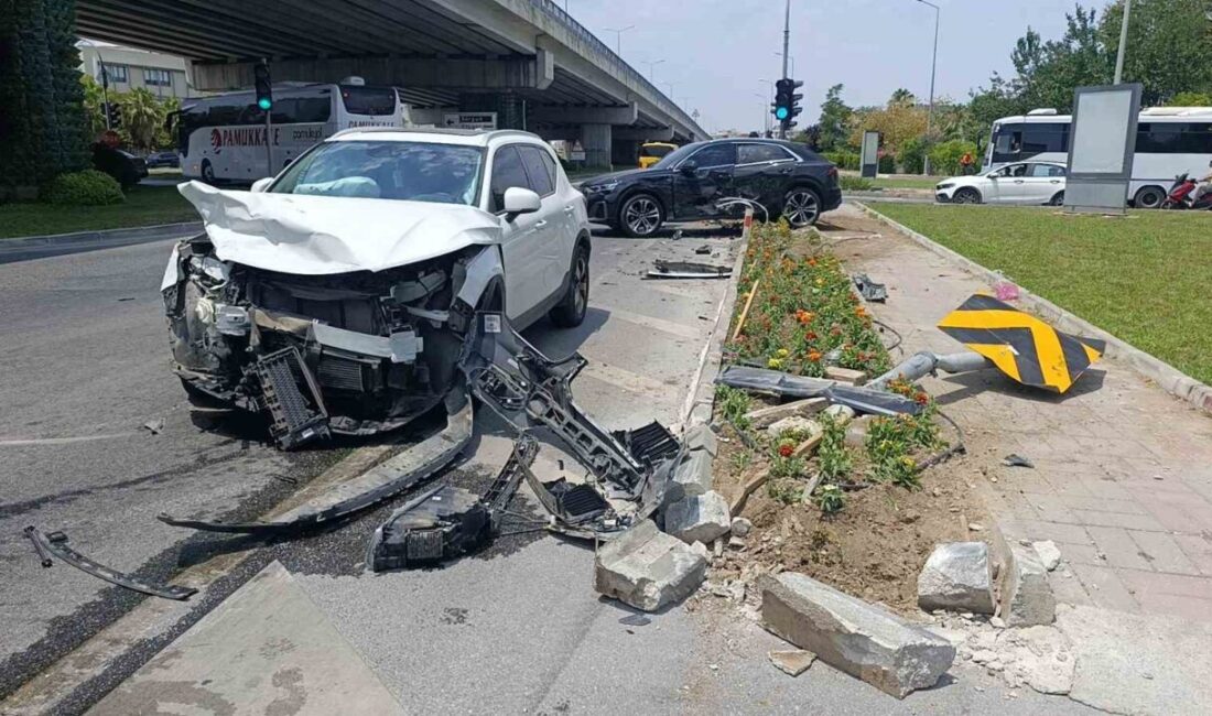 Antalya'nın Manavgat ilçesinde bir trafik kazasında 2 lüks araç hurdaya