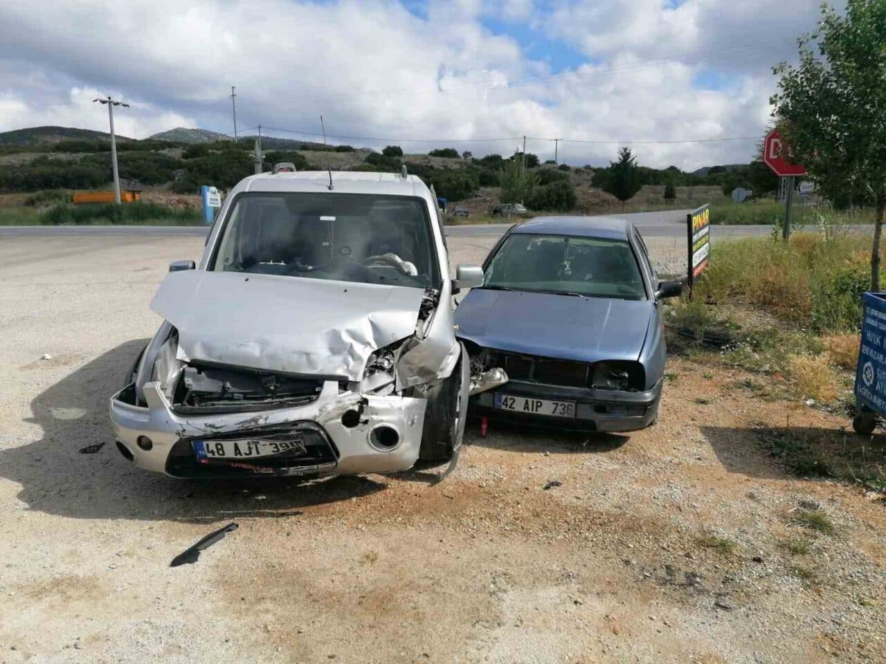 Konya'nın Hüyük ilçesinde hafif ticari araç ile otomobilin çarpışması sonucu