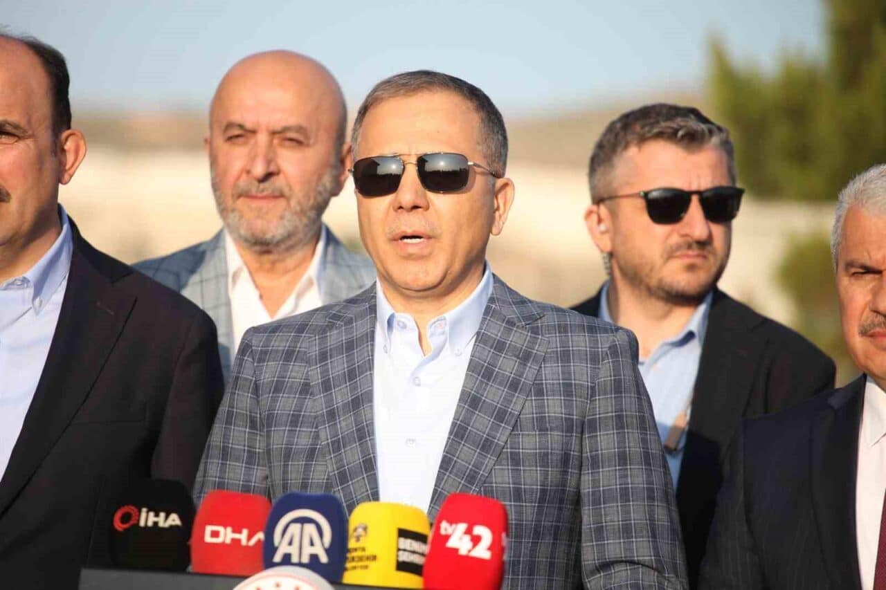 İçişleri Bakanı Ali Yerlikaya, Ramazan Bayramı namazını Konya'da kıldı ve