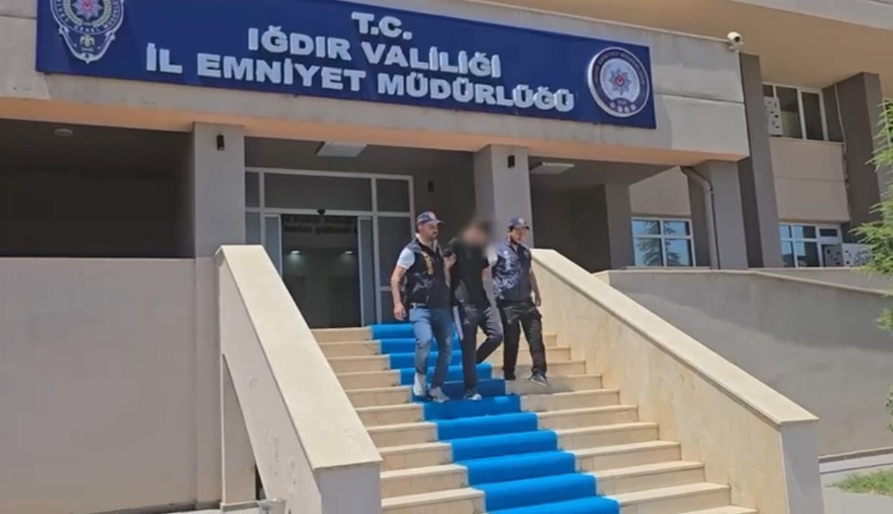 Iğdır'da düzenlenen iki siber suç operasyonunda, nitelikli dolandırıcılıkla suçlanan bir
