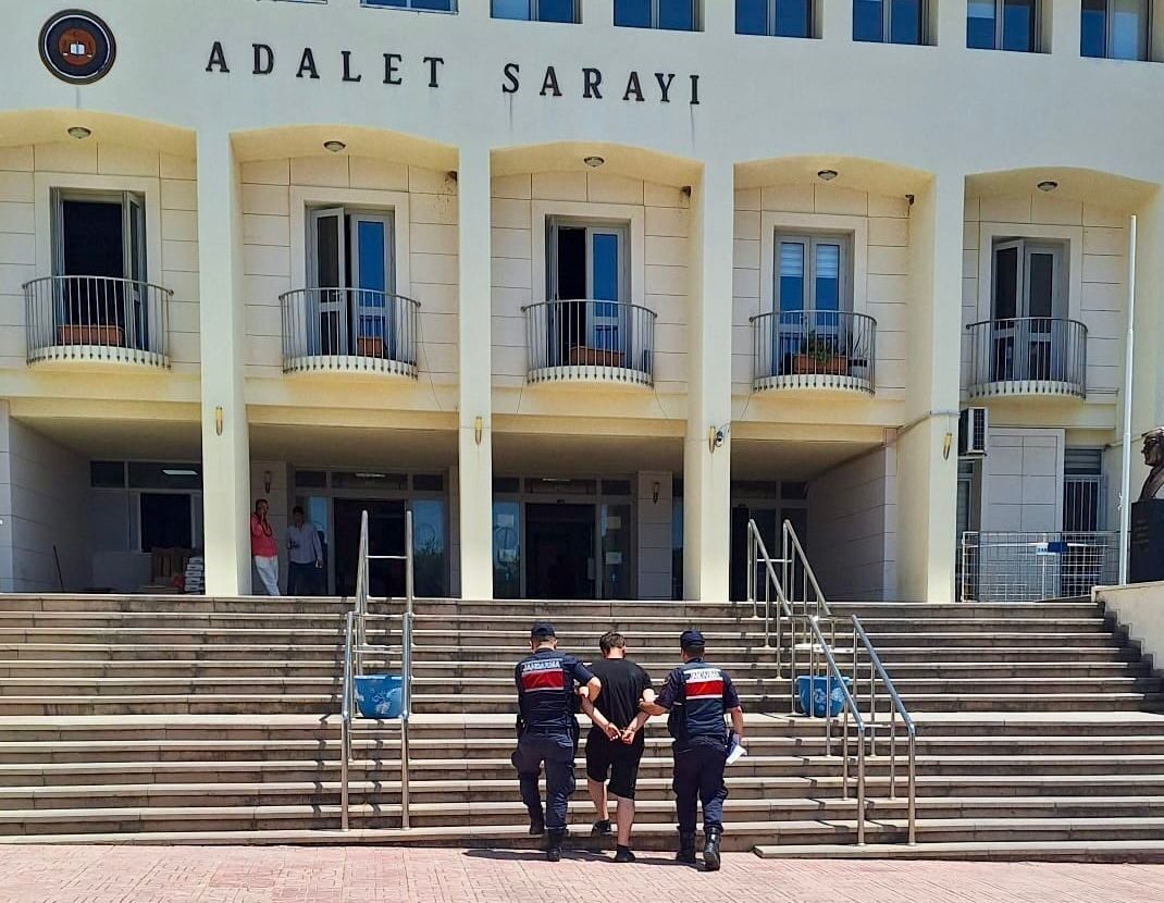 Bodrum’da jandarma, 12 yıl 6 ay hapis cezasıyla aranan 22