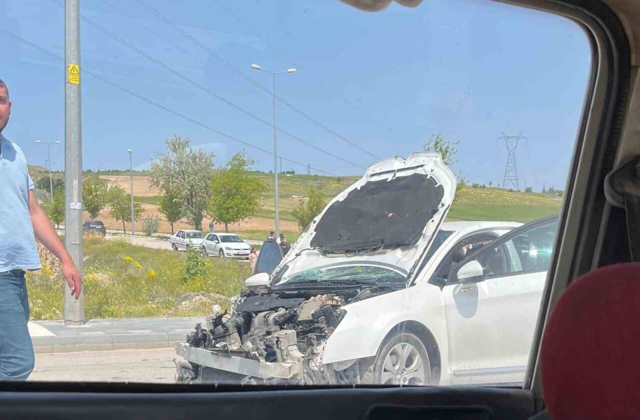 Kayseri'nin Bünyan ilçesinde, Fatih Mahallesi TOKİ Kavşağı'nda iki otomobilin çarpışması