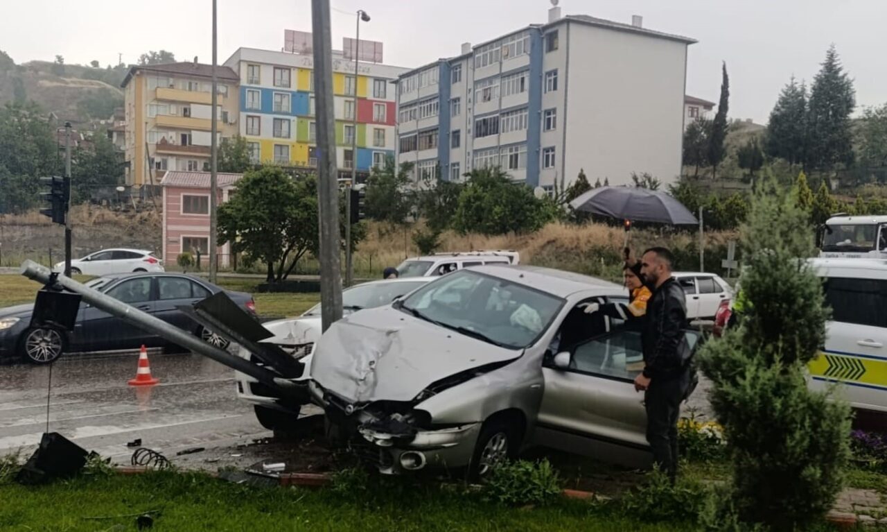 Karabük'te meydana gelen trafik kazasında, E.A. ve R.K. yönetimindeki iki