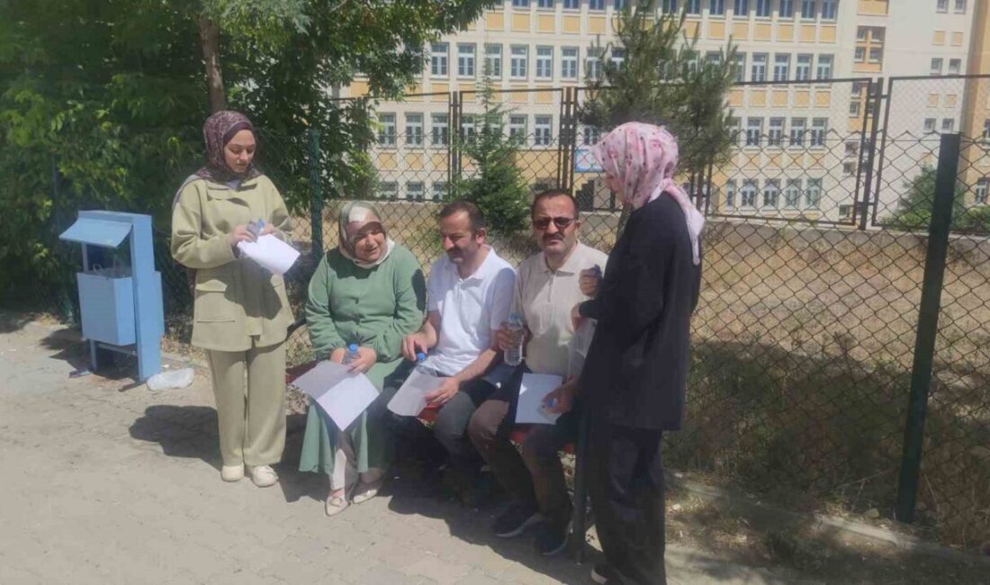 Van'da iki ikiz kardeş, Yükseköğretim Kurumları Sınavı’na (YKS) kendi kızlarıyla