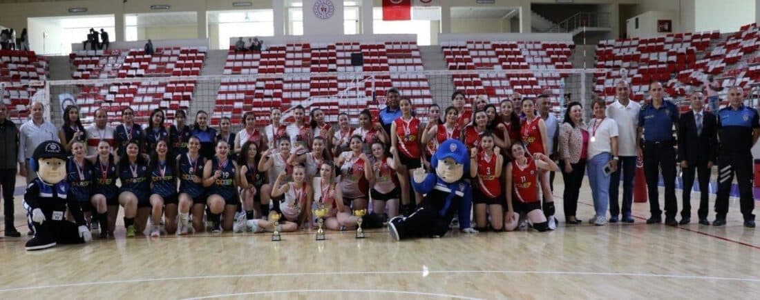 Eskişehir'de "Teknolojiyi Abartma Geleceğini Karartma-2" projesi kapsamında düzenlenen voleybol turnuvası