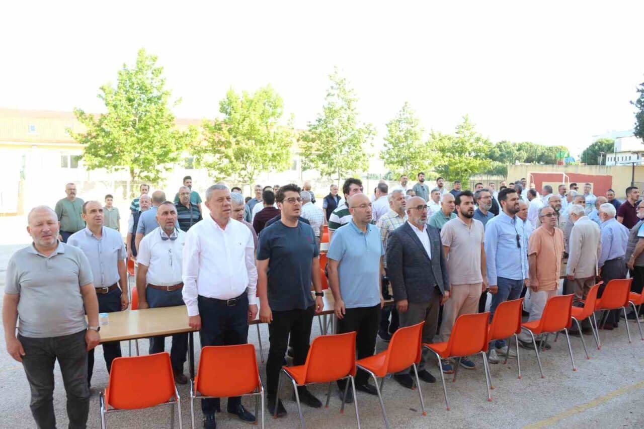 Karacabey Anadolu İmam Hatip Lisesi bahçesinde düzenlenen KİHMED'in mezunlar buluşmasında