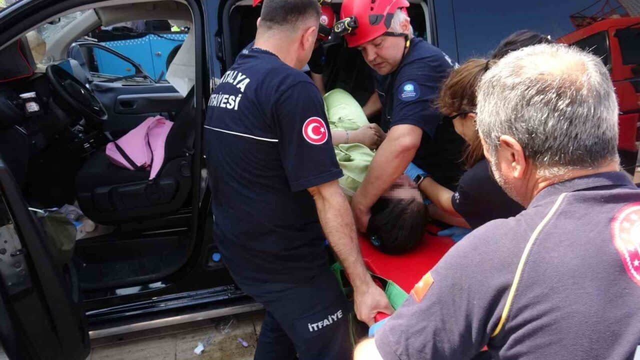 Antalya'da Irak'tan tatil için gelen ailenin minibüsü ile halk otobüsünün