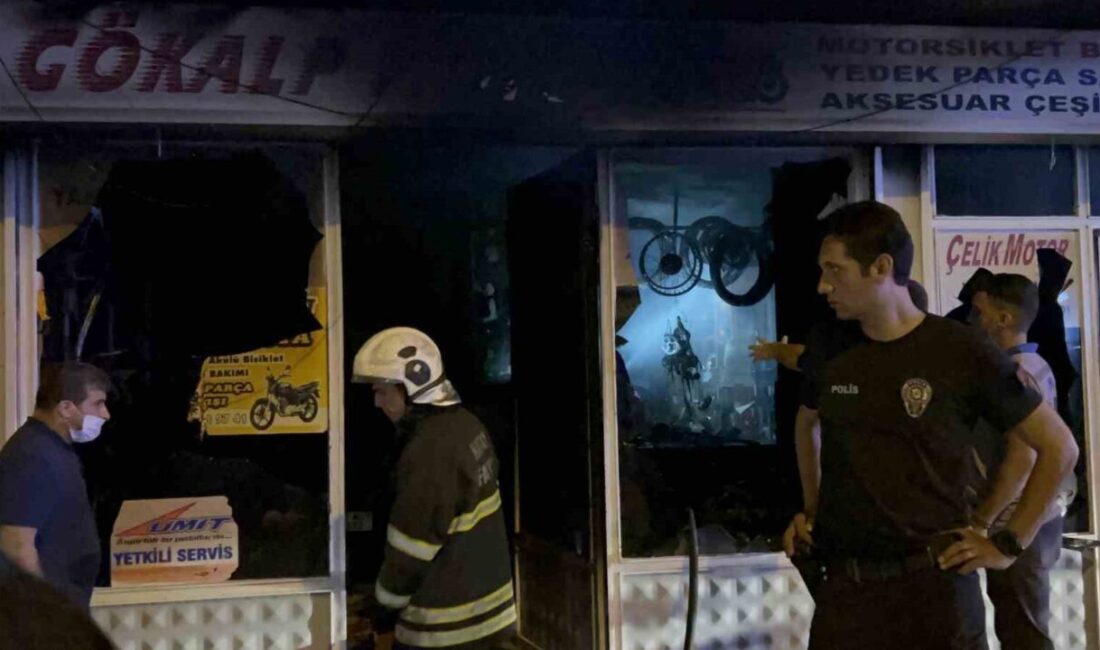 Hatay'ın İskenderun ilçesinde motosiklet tamircisinde çıkış nedeni bilinmeyen bir yangın