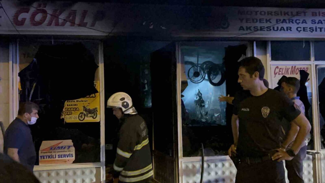 Hatay'ın İskenderun ilçesinde motosiklet tamircisinde çıkış nedeni bilinmeyen bir yangın