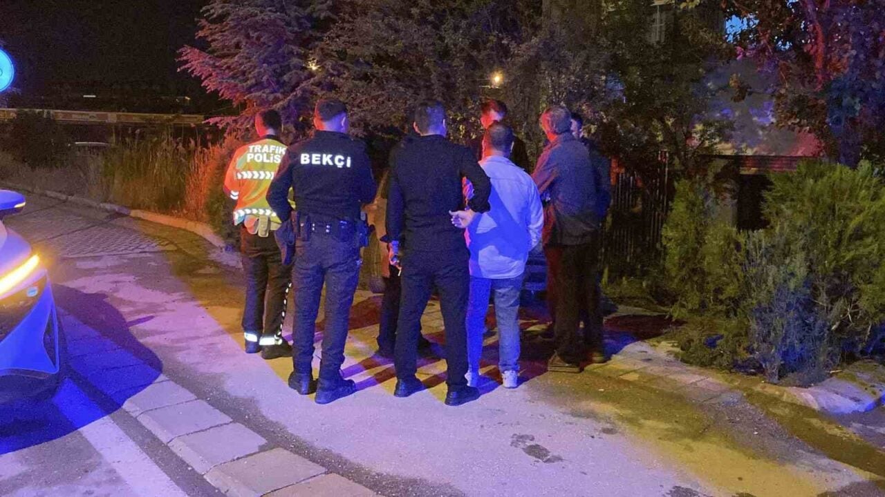Eskişehir Sazova Mahallesi'nde B.D. yönetimindeki otomobil, ıslak zemin nedeniyle direksiyon