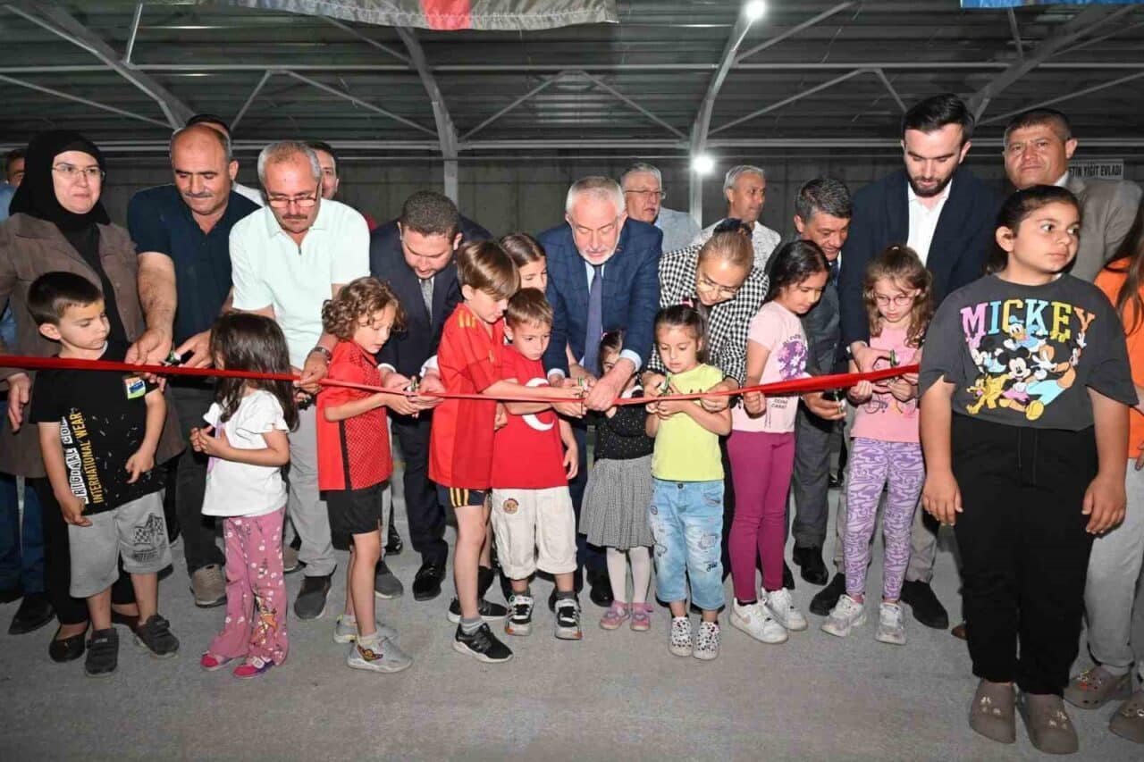 Isparta Belediye Başkanı Şükrü Başdeğirmen, Akkent Mahallesi'nde kapalı pazaryerinin açılışını