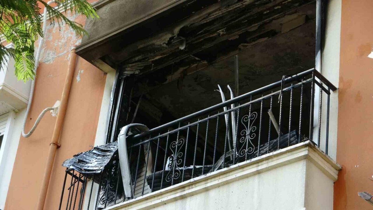 Antalya'nın Konyaaltı ilçesinde Gülseren K.'ye ait dubleks evde klimadan kaynaklanan